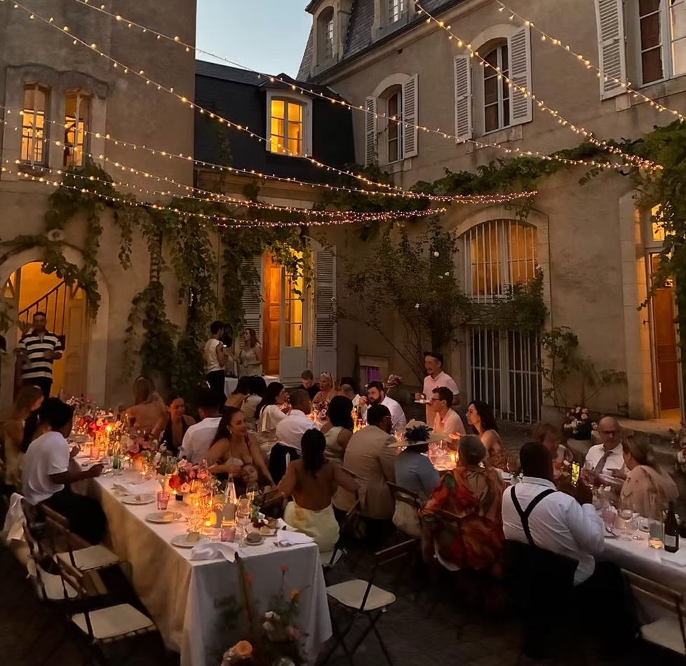 An evening dinner in the château courtyard